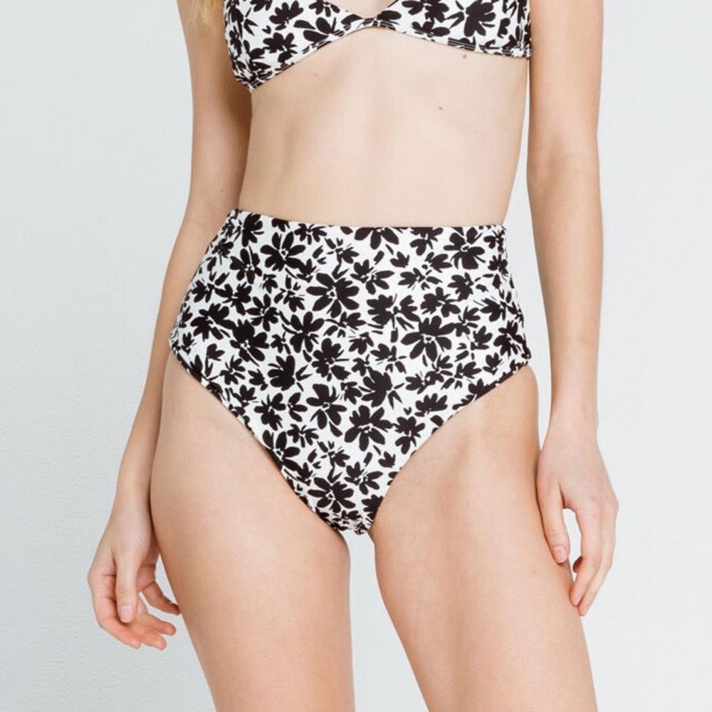 NEW Amuse Society Violette high waist bikini bottoms women’s size medium